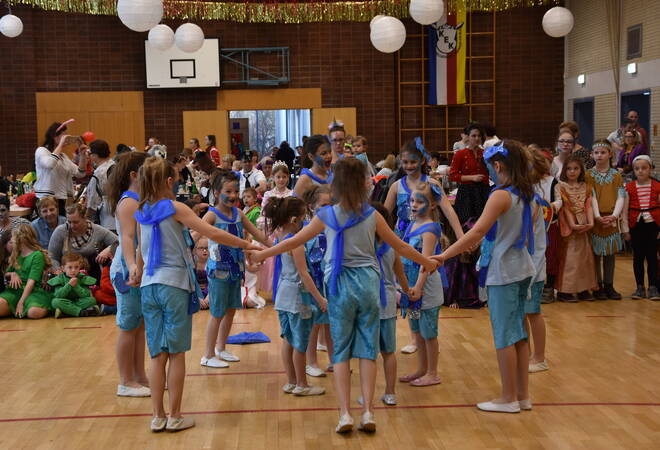 
		Edingen-Neckarhausen:  Edinger Kälble brachten Kinder zum Tanzen
		
