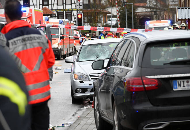 
		Volkmarsen:  Auto fährt in Karnevalsumzug - 30 Verletzte (Update)
		