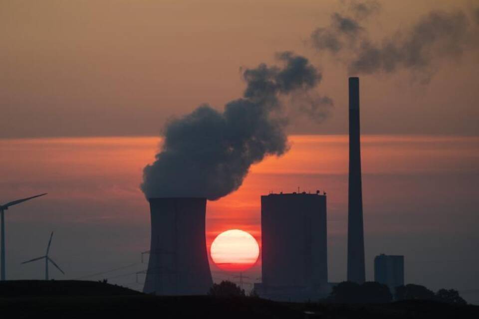 Sonnenaufgang am Kohlekraftwerk