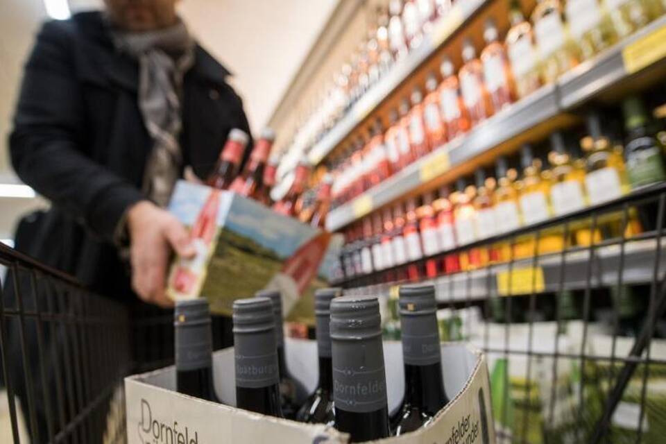 Weineinkauf im Supermarkt Weineinkauf im Supermarkt
