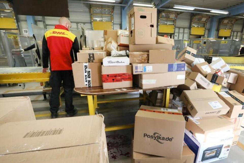 Online-Geschäft zieht Einzelhandelsumsatz ins Plus Online-Geschäft zieht Einzelhandelsumsatz ins Plus