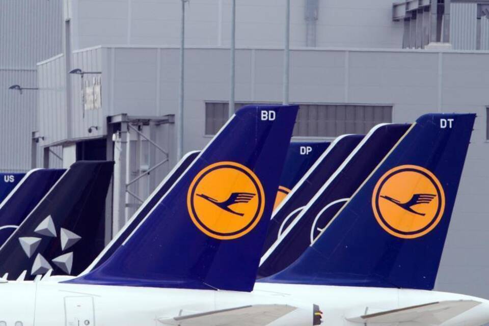 Kunden warten auf Ticketerstattungen der Lufthansa