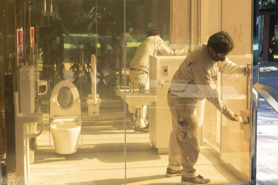Transparente Toiletten in Tokio