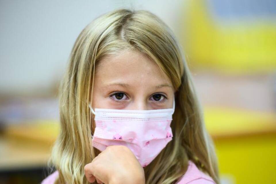 Kind mit Maske Kind mit Maske