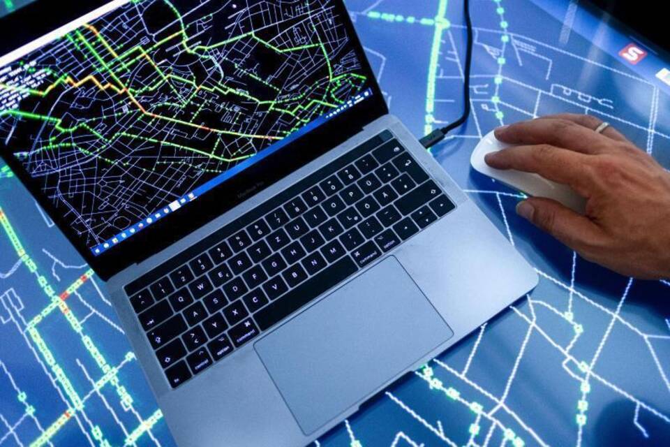 Mit Künstlicher Intelligenz gegen den Dauer-Stau Mit Künstlicher Intelligenz gegen den Dauer-Stau