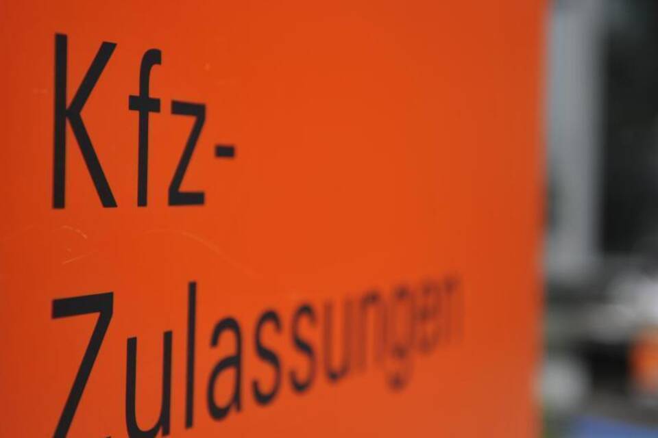 Ein Schild mit der Aufschrift "KFZ-Zulassungen"