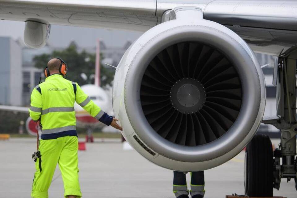 Ein Flugzeug auf dem Flughafen Dresden Ein Flugzeug auf dem Flughafen Dresden