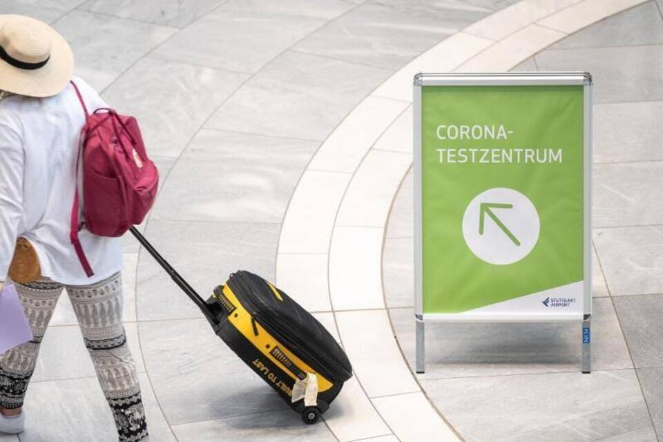 Ein Schild weist den Weg zum Corona-Testzentrum in Stuttgart. Ein Schild weist den Weg zum Corona-Testzentrum in Stuttgart.