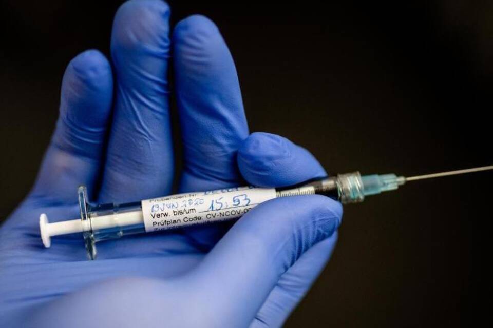 Eine Spritze mit Impfstoff