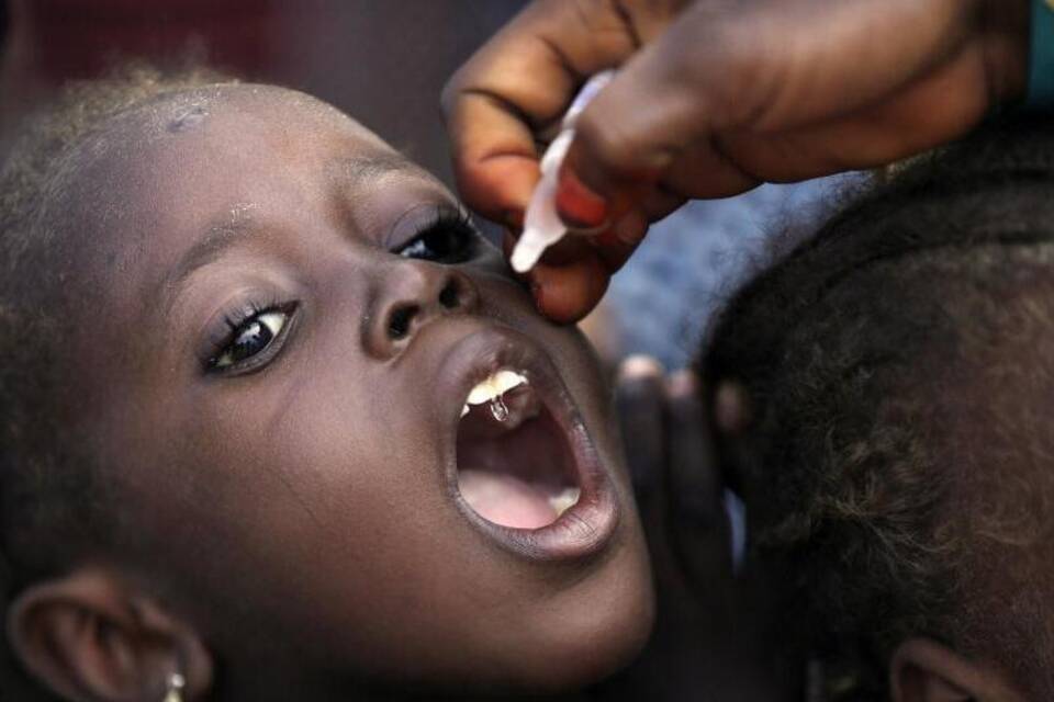 Ein Mädchen in Nigeria wird gegen Polio geimpft