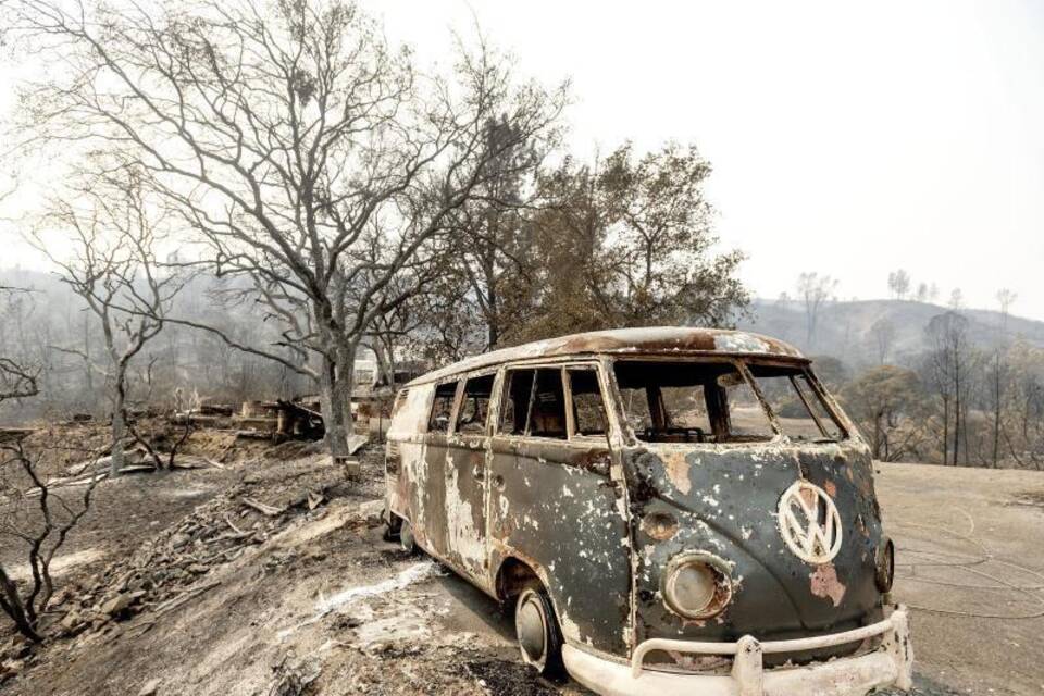 Ein ausgebrannter VW-Bus in Kalifornien