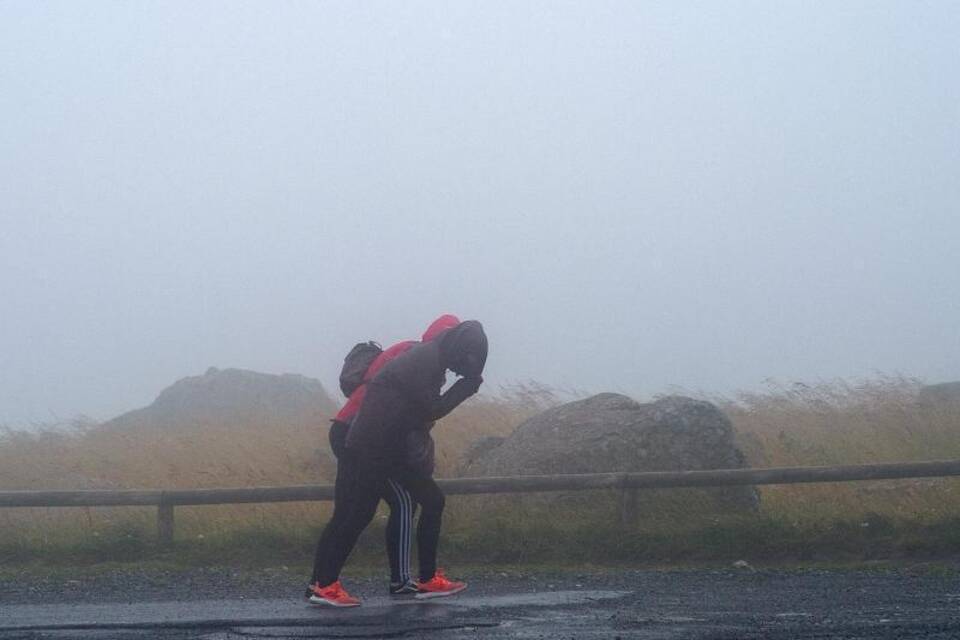 Wanderer kämpfen sich auf den Brocken Wanderer kämpfen sich auf den Brocken