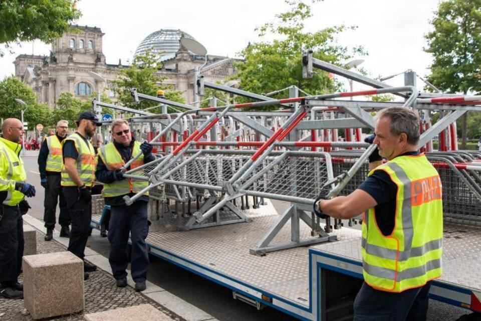 Absperrgitter vor dem Reichstag