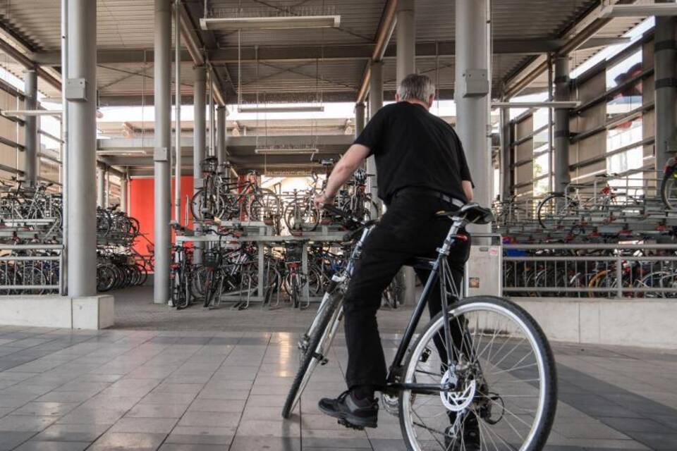 Ein Mann in einem Fahrrad-Parkhaus