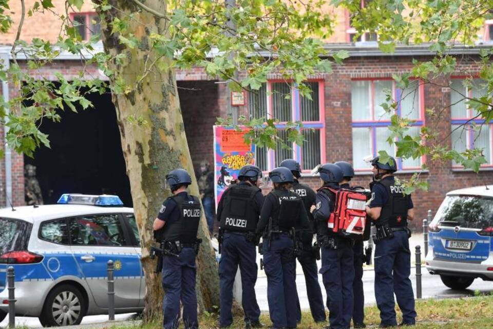 Polizei vor Berliner Schule