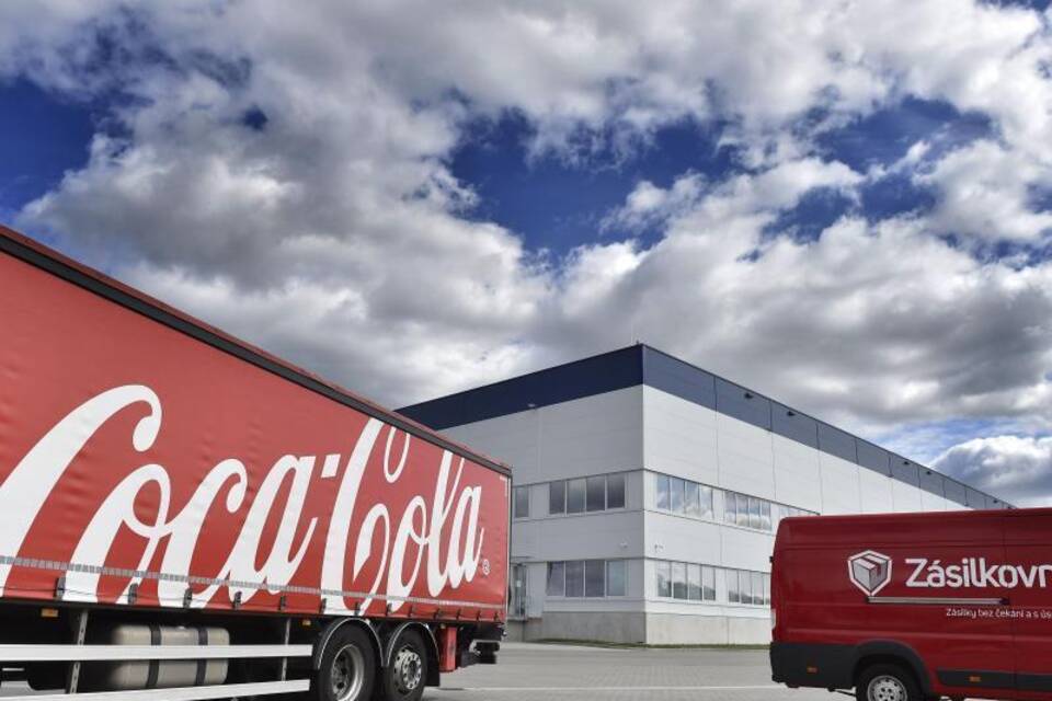 Coca-Cola will Tausende Stellen streichen Coca-Cola will Tausende Stellen streichen