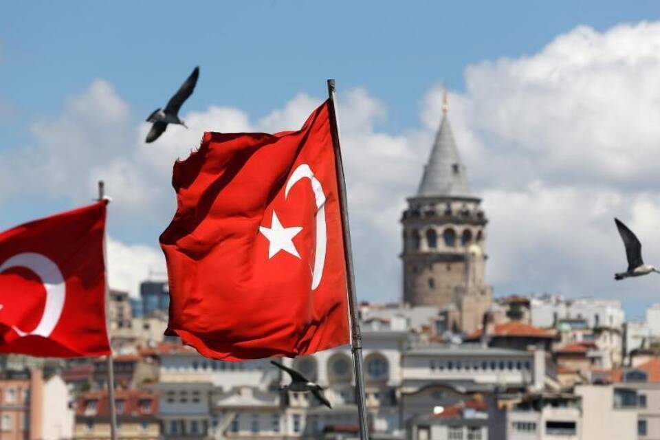 Türkische Flaggen wehen in Istanbul