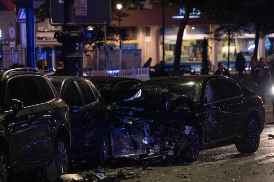 Unfall mit mehreren Fahrzeugen Unfall mit mehreren Fahrzeugen