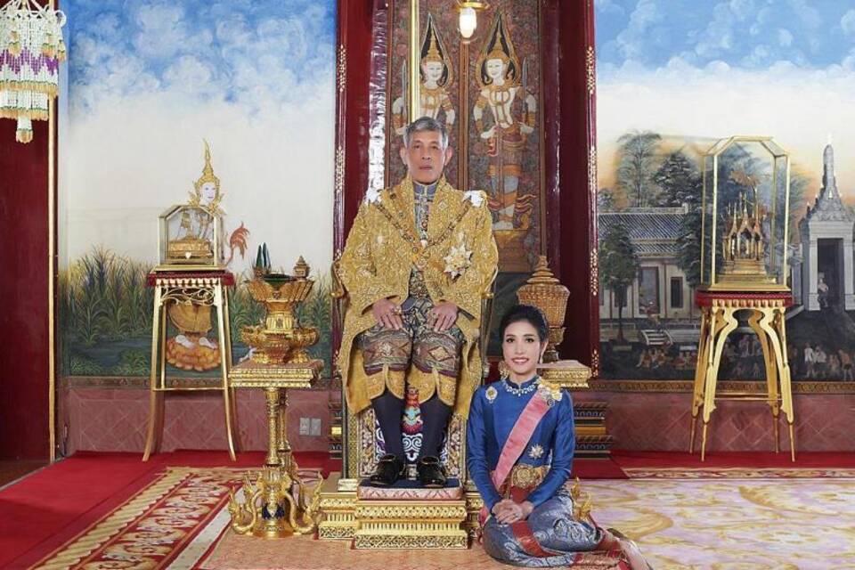 Thailands König begnadigt seine Geliebte Thailands König begnadigt seine Geliebte