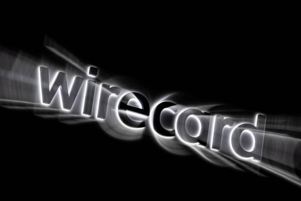 Das Logo von Wirecard hängt an der Fassade des Firmensitzes