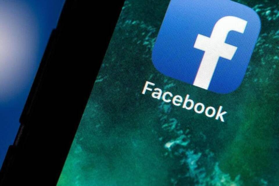 Facebook-App auf dem Display eines Smartphones