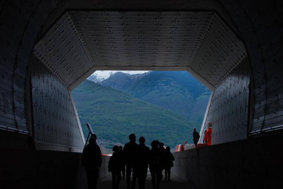 Ein Tunnel durch die Schweizer Alpen Ein Tunnel durch die Schweizer Alpen