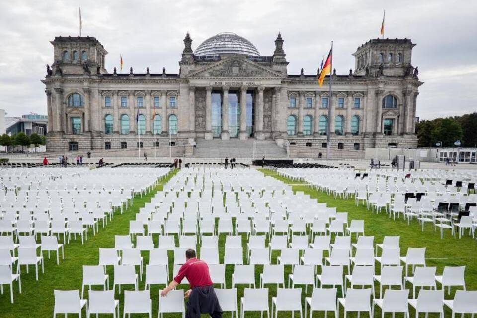 Stühle vor dem Bundestag