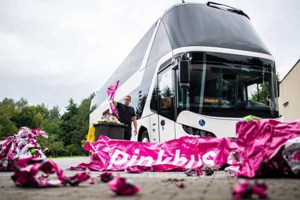 Fernbusunternehmen Pinkbus muss Farbkonzept ändern
