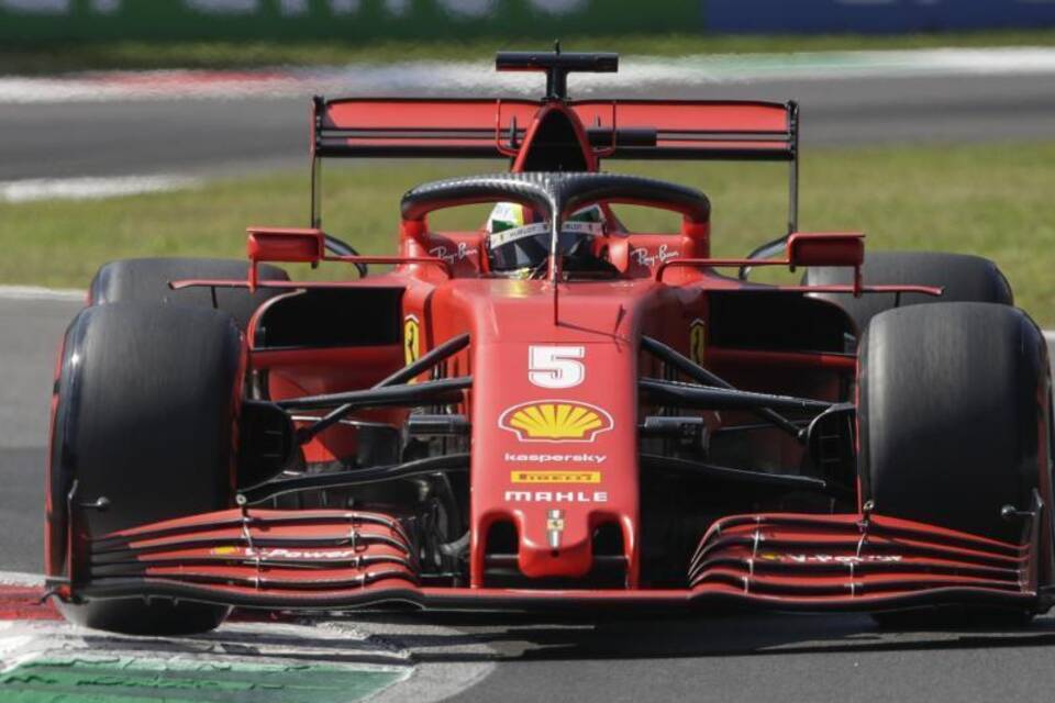 Sebastian Vettel in seinem Rennwagen