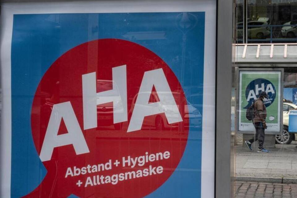 "AHA" steht in Großbuchstaben auf einer Werbetafel