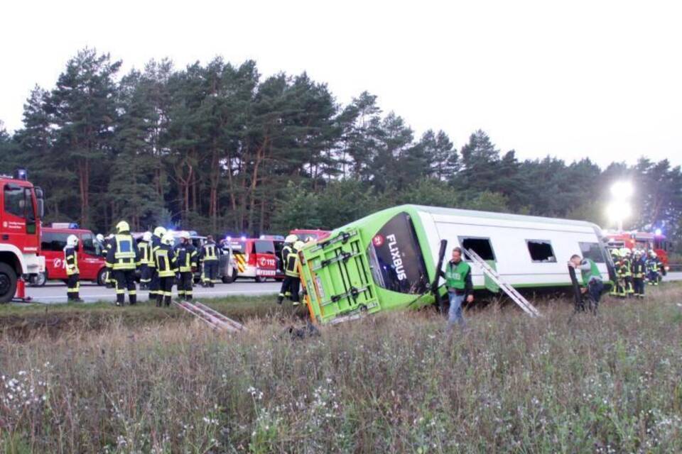 Fernbusunglück auf der A24 Fernbusunglück auf der A24