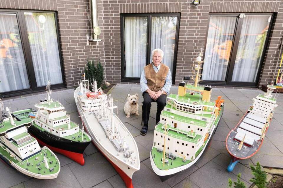 Lothar Bergander mit Hund und Schiffen