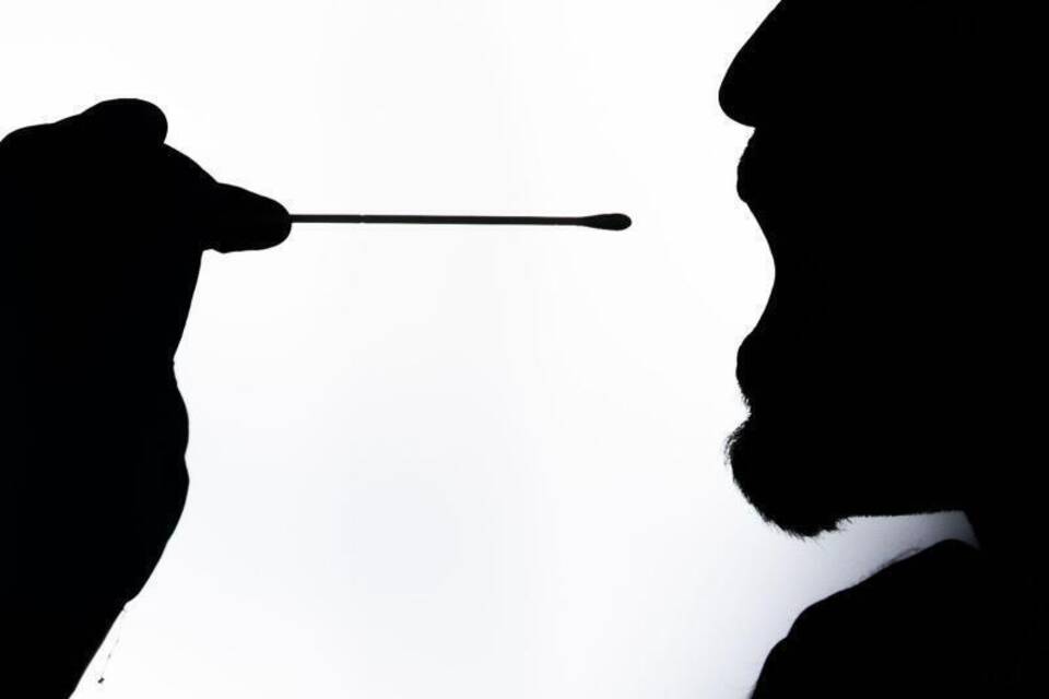 Ein Mann wird auf das Coronavirus getestet Ein Mann wird auf das Coronavirus getestet