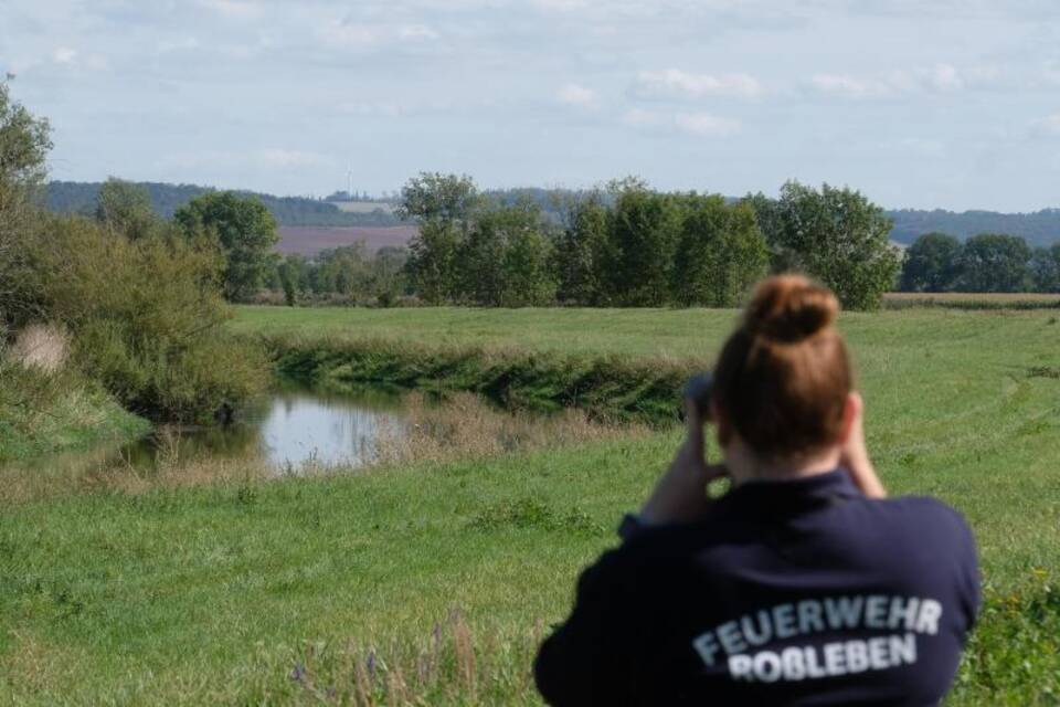 Eine Frau beobachtet den Fluss Eine Frau beobachtet den Fluss