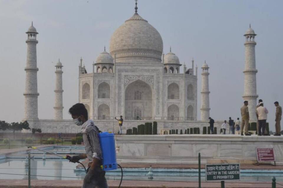 Desinfektion am Taj Mahal