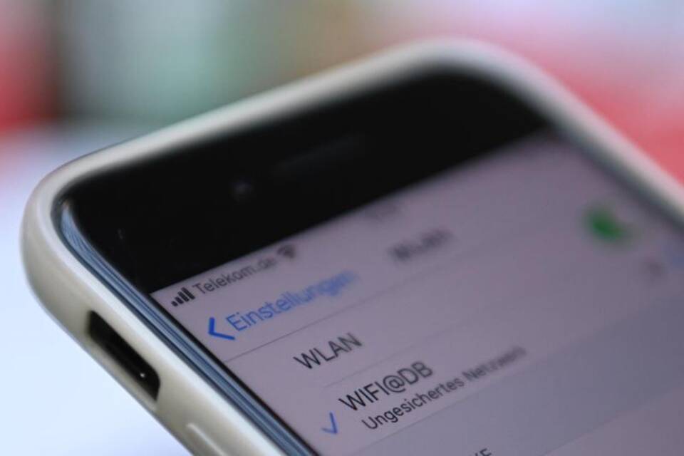 Bahn startet kostenloses WLAN an mehr als 100 Bahnhöfen Bahn startet kostenloses WLAN an mehr als 100 Bahnhöfen