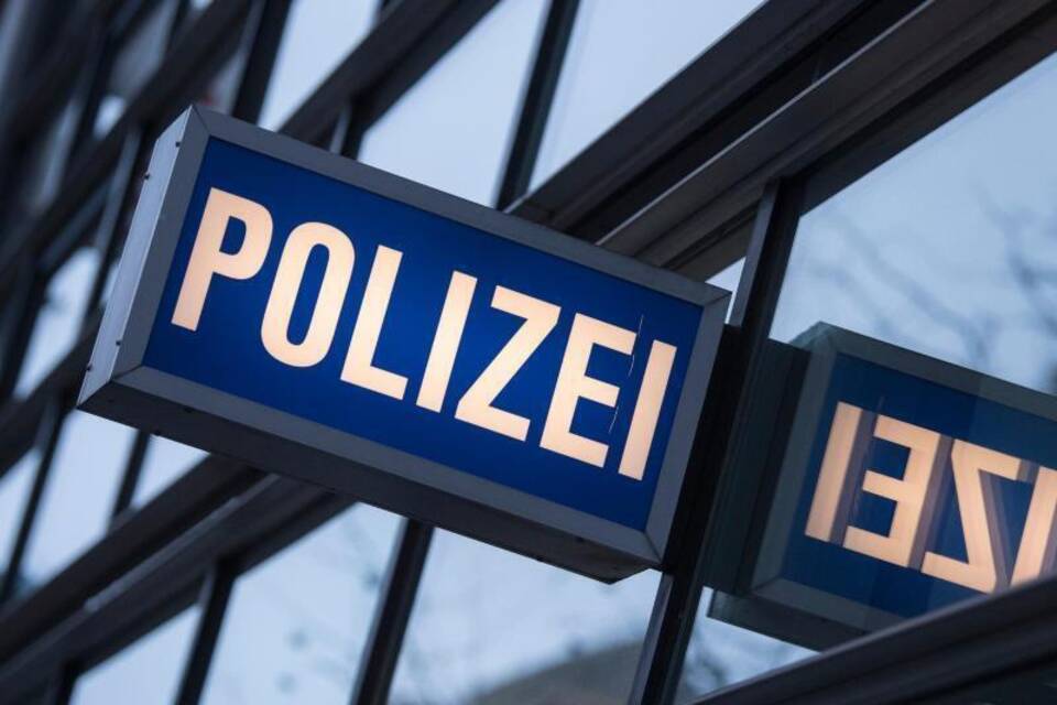 Der Schriftzug «Polizei» ist vor einem Polizeirevier zu sehen