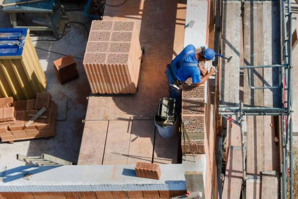 Ein Arbeiter auf einer Baustelle