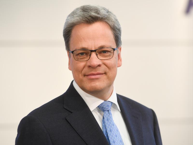 Zielke Nachfolger Gefunden Sanierer Von Der Deutschen Bank Wird Neuer Commerzbank Chef Wirtschaft Uberregional Rnz