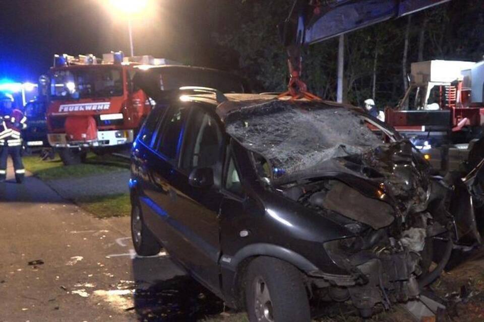 Mutter stirbt bei Unfall: Sechs Kinder in Lebensgefahr Mutter stirbt bei Unfall: Sechs Kinder in Lebensgefahr