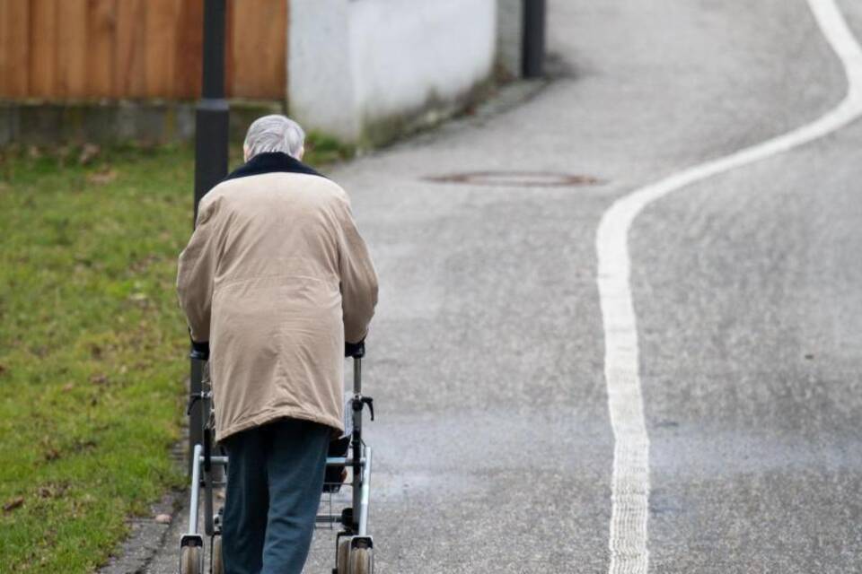 Ältere Frau mit Rollator