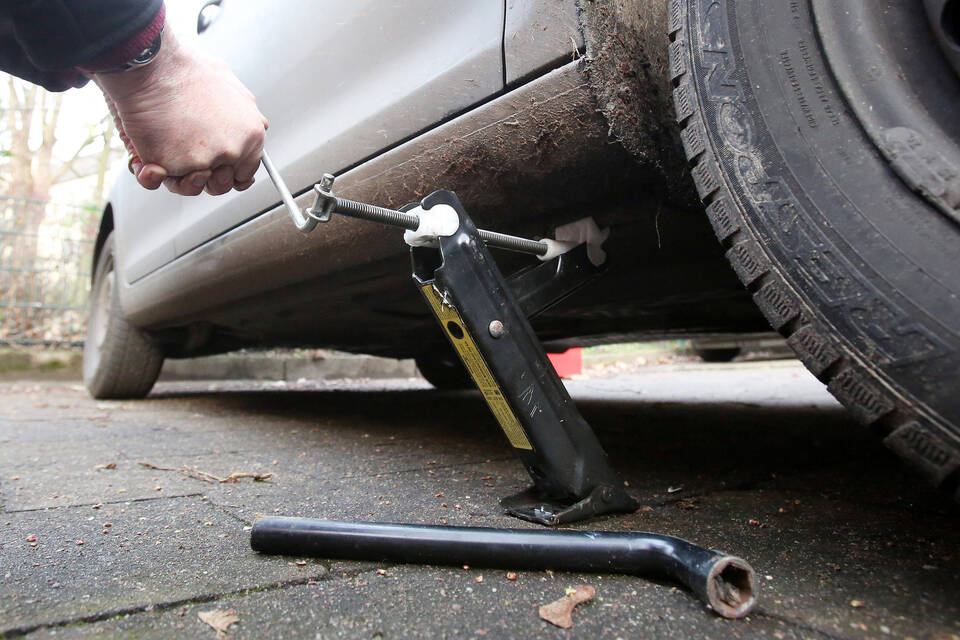 Autoreifen - Reifenwechsel - Aufbocken - neutrale BU