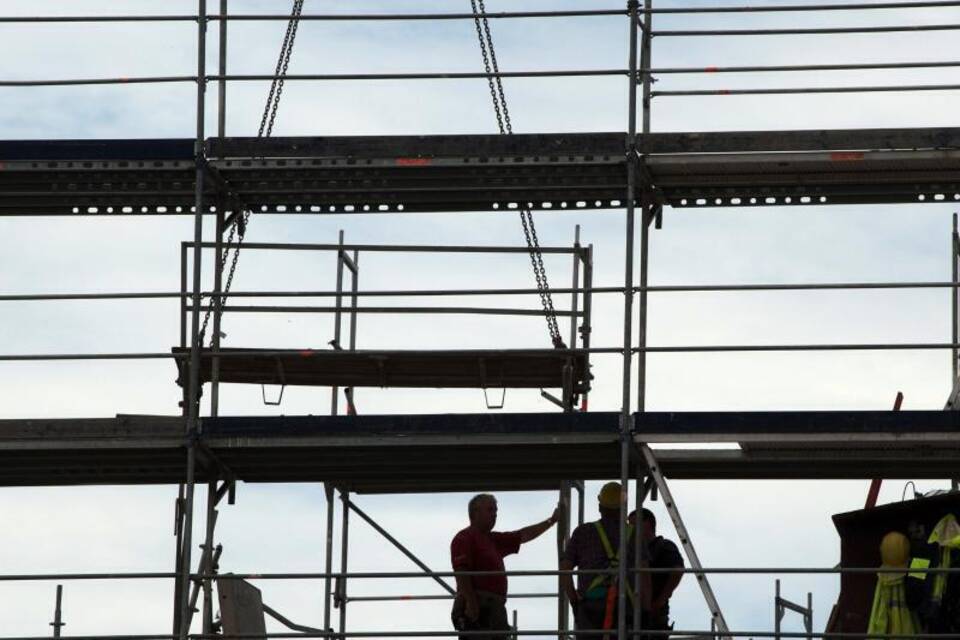 Institut: Beschäftigte ohne Tarifvertrag arbeiten länger Institut: Beschäftigte ohne Tarifvertrag arbeiten länger