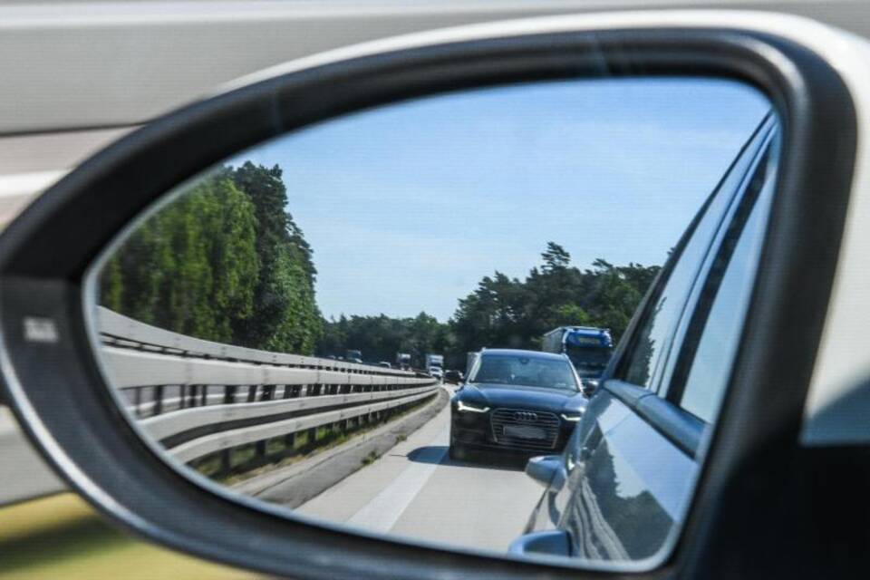 Ein Auto im Außenspiegel