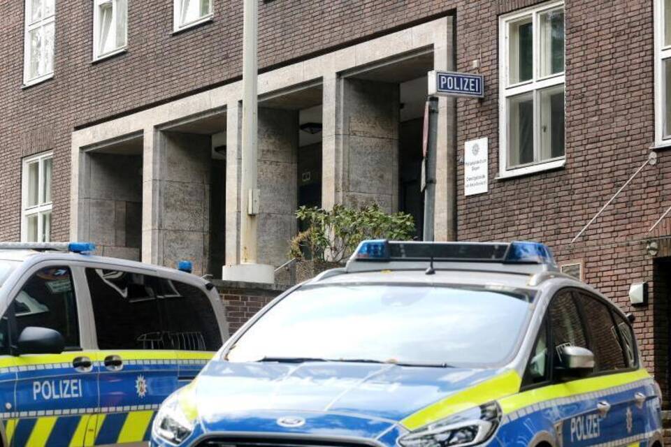 Polizeiwagen vor dem Polizeipräsidium in Mühlheim an der Ruhr