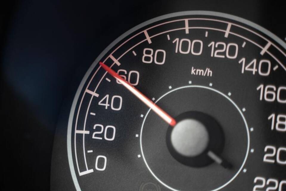 Tachometer in einem Auto