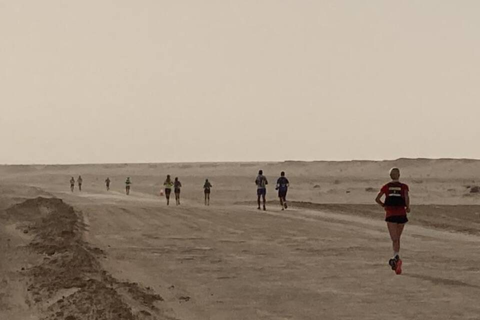 Läufer und Läuferinnen in der Wüste