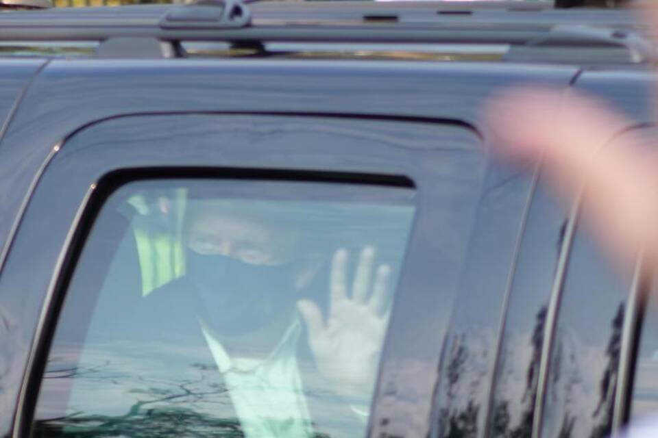 Donald Trump winkt aus dem Auto Donald Trump winkt aus dem Auto