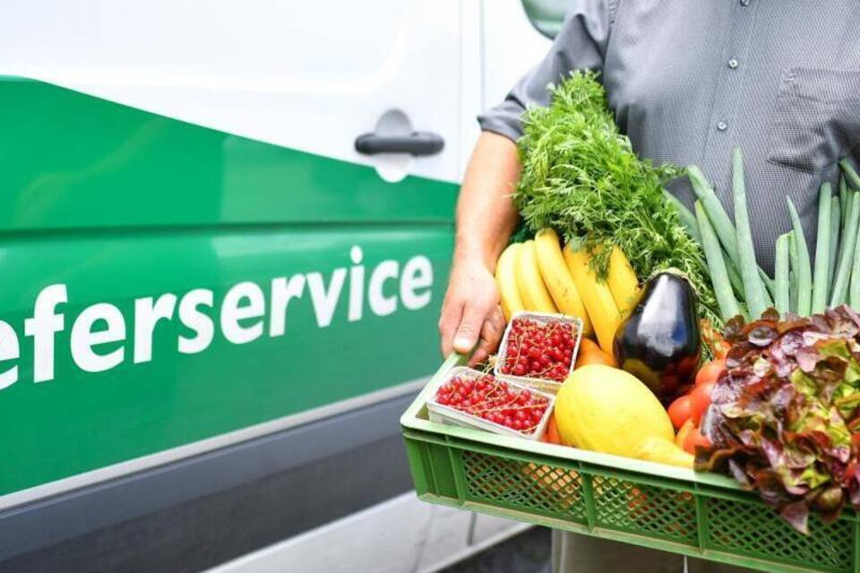 Obst und Gemüse wird geliefert Obst und Gemüse wird geliefert