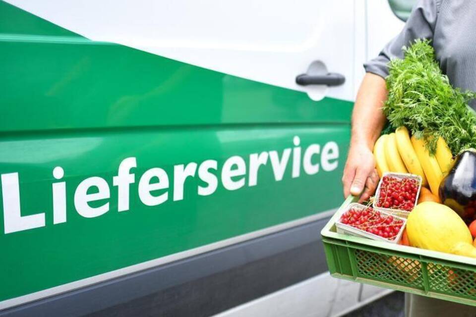 Obst und Gemüse wird geliefert Obst und Gemüse wird geliefert
